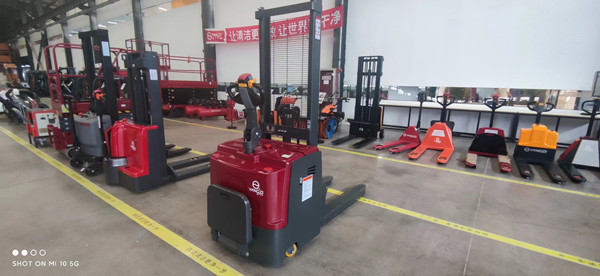 揚(yáng)子電動(dòng)叉車的基本結(jié)構(gòu)(圖1) 揚(yáng)子電動(dòng)叉車的基本結(jié)構(gòu)(圖1)